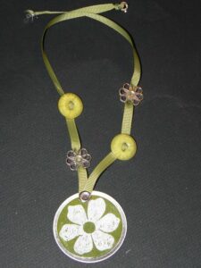 collier_vert